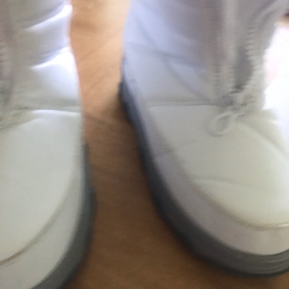 Khombu Girls Sze 2 White Snow Boot &North Face Hat - Picture 6 of 16